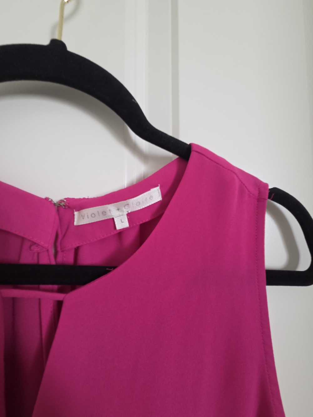 Violet + Claire Split-neck Keyhole Sleeveless Blouse - Fuchsia Pink - Picture 3 of 6